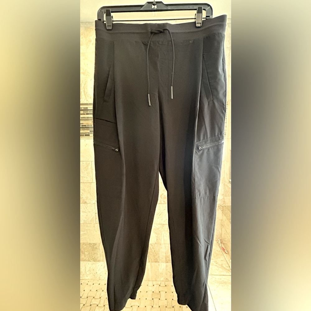 Athleta Ventura jogger, never worn, draw string, zipper pockets, cargo style